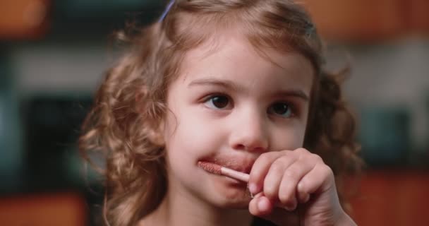 Kendi Kendine Makyaj Yapan Tatlı Bir Kız Bir Sinema Kamerasında — Stok video
