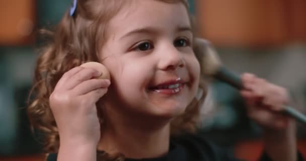 かわいい幼児の女の子は自分で化粧を適用します 映画館のカメラで4Kで撮影 — ストック動画