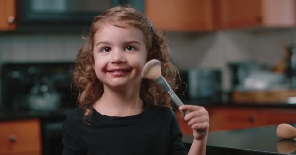Cute Dziewczynka Maluch Stosowania Makijażu Przez Siebie Nakręcony Przez Kamerę — Wideo stockowe