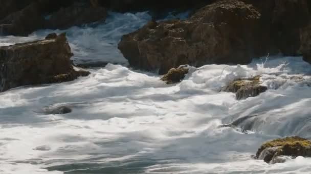 Gelombang Menerjang Bebatuan Pantai Puerto Rico Cinematic Membangun Tembakan Gerakan — Stok Video