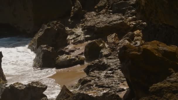 Olas Cayendo Sobre Rocas Una Playa Puerto Rico Cinemática Estableciendo — Vídeo de stock