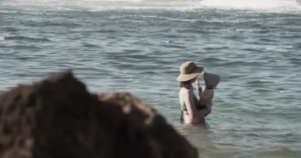 Мать Девочка Наслаждаются Жизнью Пляже Застрелен Кинокамеру Слайдер — стоковое видео
