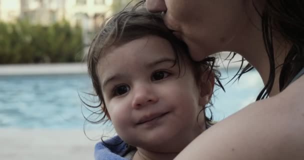 Mutter Und Baby Genießen Urlaub Pool Gedreht Mit Einer Kinokamera — Stockvideo