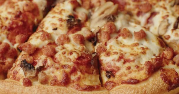 Macro Dolly Toma Una Pizza Recién Horneada Grabado Una Cámara — Vídeos de Stock