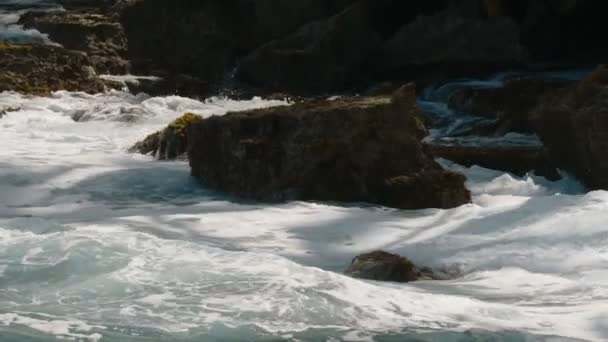 Valuri Care Prabusesc Peste Stânci Plajă Din Puerto Rico Cinematic — Videoclip de stoc