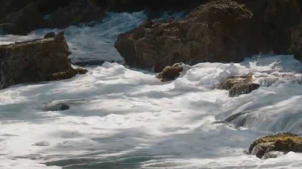 Gelombang Menerjang Bebatuan Pantai Puerto Rico Cinematic Membangun Tembakan Gerakan — Stok Video