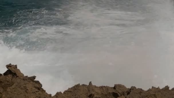在波多黎各的海滩上 海浪冲撞在岩石上 电影4K确定拍摄 慢动作 — 图库视频影像