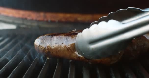 Griller Saucisse Sur Barbecue Tourné Sur Une Caméra Cinéma — Video