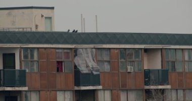 Toronto şehir merkezinde harap olmuş bir apartmanın fotoğrafını çekiyorum. 4K 'da bir sinema kamerasında çekildi..