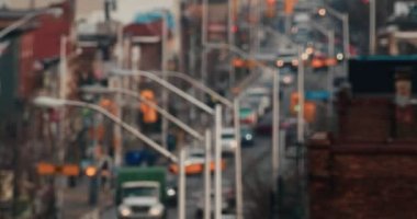 Toronto, Ontario 'daki Bloor Caddesi' nin odaklanmamış görüntüsü. 4K 'da bir sinema kamerasında çekildi..