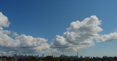 Toronto ufuk çizgisinin zaman çizelgesi görüntüsü. 4K 'da bir sinema kamerasında çekildi..