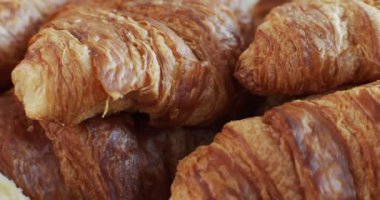 Taze pişmiş kruvasan. 4K RAW 'da bir sinema kamerasında çekildi..