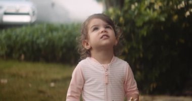 Tatilde eğlenen küçük güzel bir kızın portresi. Sinematik 4K görüntüleri.