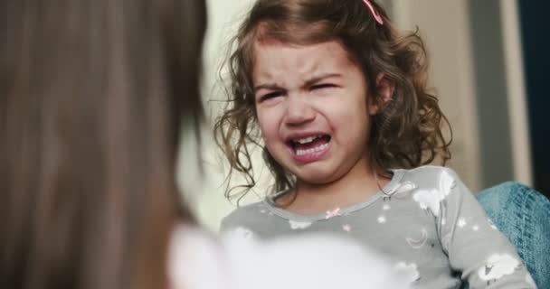Kleinkind Mädchen Mit Einem Wutanfall Auf Mutters Schoß Gedreht Mit — Stockvideo