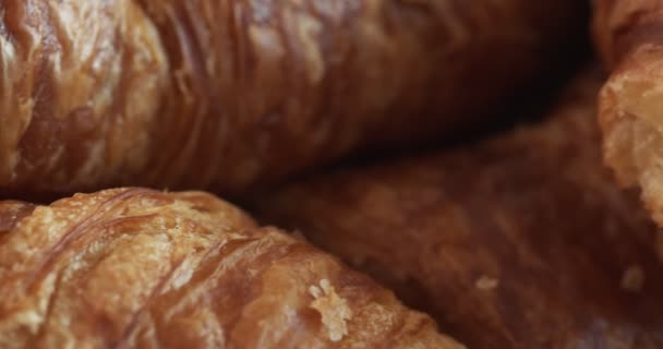 Makro Záběr Čerstvě Upečeného Croissantu Snímek Raw Kameře — Stock video
