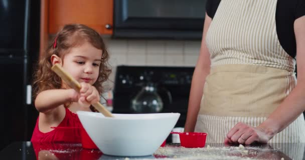 Drăguţă Fetiţă Care Ajută Mama Facă Prăjituri Filmat Cameră Cinema — Videoclip de stoc