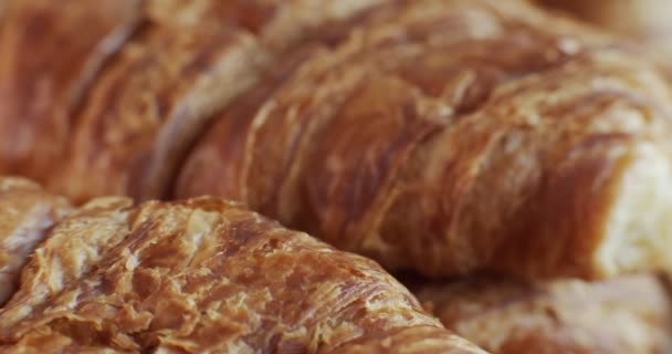 Makro Záběr Čerstvě Upečeného Croissantu Snímek Raw Kameře — Stock video