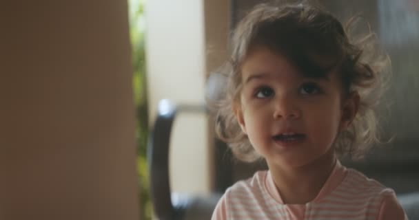 Portré Gyönyörű Kislányról Aki Jól Érzi Magát Nyaraláson Filmfelvétel — Stock videók