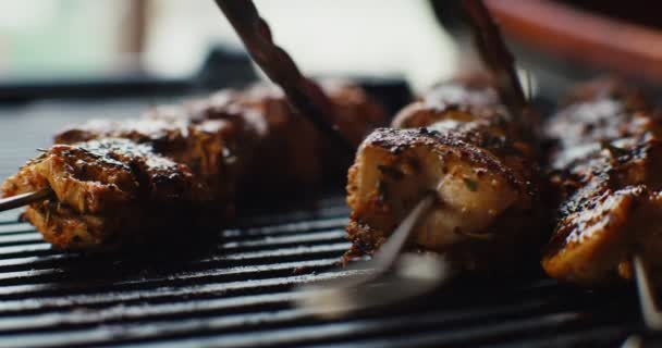 Chicken Souvlaki Skewers Cooking Hot Grill Shot Cinema Camera — Stock Video