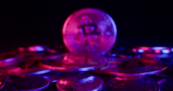 Lente Sonda Macro Volando Sobre Una Pila Bitcoin Grabado Una — Vídeos de Stock