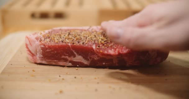 ステーキの完璧なカットを味付け シネマカメラで4K Rawで撮影 — ストック動画