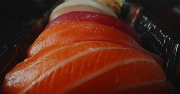 Macro Sonda Slider Shot Sushi Giapponese Fresco Girato Una Cinepresa — Video Stock
