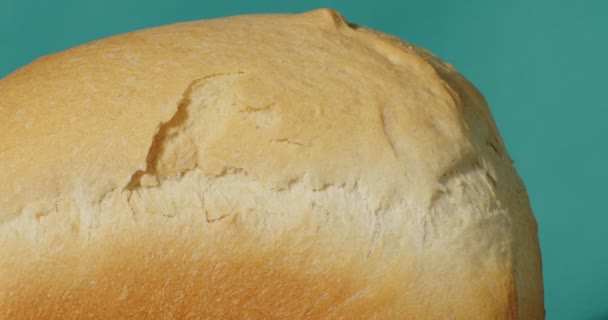 Zdjęcia Suwaka Odsłaniające Świeży Bochenek Domowego Chleba Strzał Kamery Kinowej — Wideo stockowe