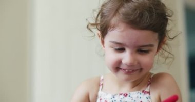 Normal bir günde evde duran 3 yaşında tatlı bir kızın portresi. 4K 'da bir sinema kamerasında çekildi..