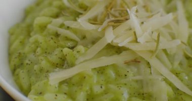 Parmesan ve biberiyeli fesleğen soslu risotto. 4K RAW 'da bir sinema kamerasında çekildi..