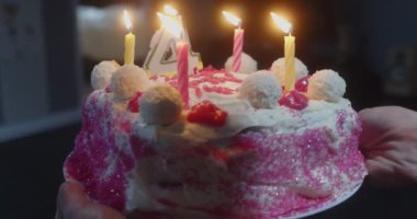 4 yaşındaki bebeğe doğum günü pastasını getiriyor. 4K görüntüler. Sahnelenmemiş gerçek hayat..