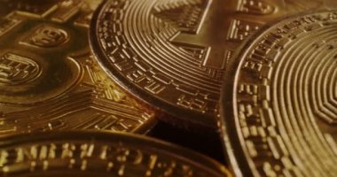 Bir yığın bitcoin üzerinde uçan Macro prob lensi. 4K 'da bir sinema kamerasında çekildi..