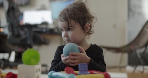 Kleinkind Unterhält Sich Während Einer Covid Quarantäne Filmaufnahmen Aus Dem — Stockvideo