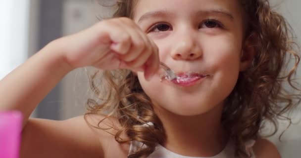 Портрет Милой Девочки Которая Ест Йогурт Съемка Кинокамеру — стоковое видео