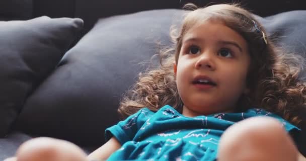 Ebeveynlerinin Elinde Tuttuğu Bir Şeyi Isteyen Tatlı Bir Kız Bir — Stok video
