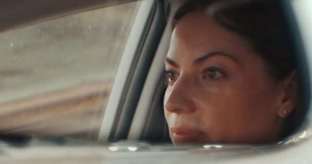 Ελκυστική Γυναίκα Οδήγηση Όπως Φαίνεται Στον Καθρέφτη Τραβήχτηκε Κάμερα Κινηματογράφου — Αρχείο Βίντεο