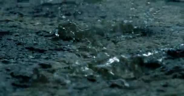 Roll Pokazuje Ujęcie Ulewnego Deszczu Padającego Nocy Nakręcony Przez Kamerę — Wideo stockowe