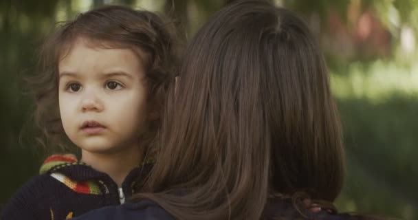 Matka Batole Zkoumají Park Dlouhém Uzamčení Záběry Reálného Života Neinscenované — Stock video