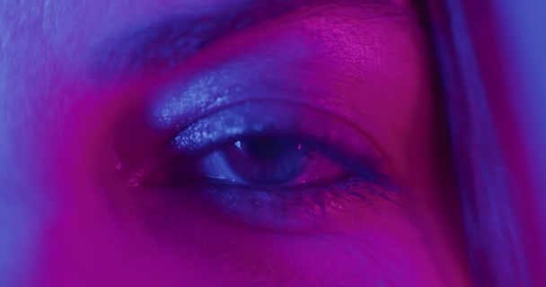 在霓虹灯下 漂亮女人的眼睛的特写 4K镜头 — 图库视频影像