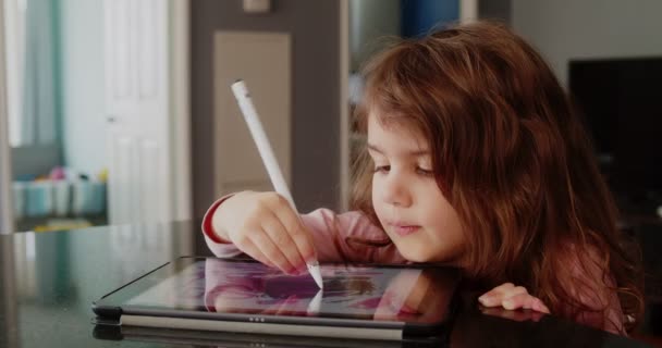 Bébé Mignon Faisant Travail Créatif Sur Une Tablette Avec Stylet — Video