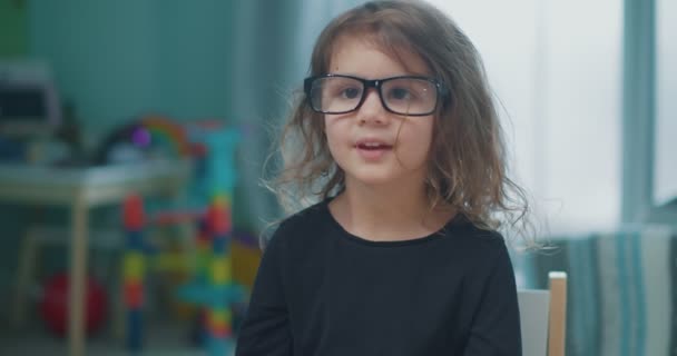 Χαριτωμένο Κοριτσάκι Που Φοράει Ανόητα Μεγάλα Γυαλιά Ανάγνωσης Ενηλίκων Βίντεο — Αρχείο Βίντεο