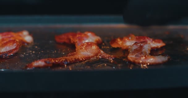 Primer Plano Slider Shot Fresh Bacon Being Flipped Griddle Imágenes — Vídeo de stock