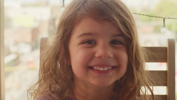 Kleinkind Genießt Einen Schönen Frühlingstag Sommertag Draußen Auf Der Terrasse — Stockvideo