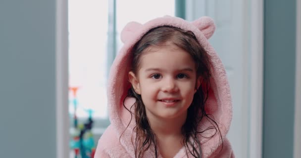 Roztomilé Batole Dívka Pózující Růžovém Županu Koupeli Záběry — Stock video