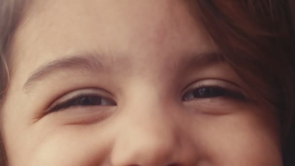 Küçük Çocuk Güzel Bir Baharın Tadını Çıkarıyor Dışarıda Verandada Bir — Stok video