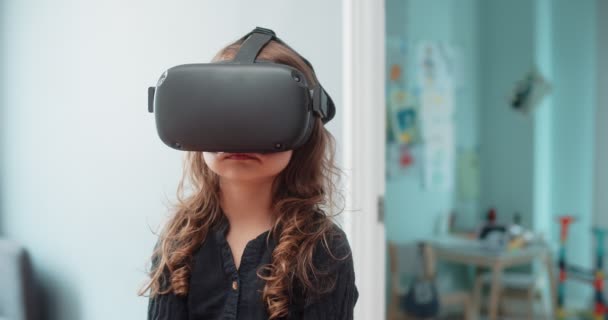 Χαριτωμένο Κοριτσάκι Απολαμβάνει Την Εικονική Πραγματικότητα Βίντεο — Αρχείο Βίντεο