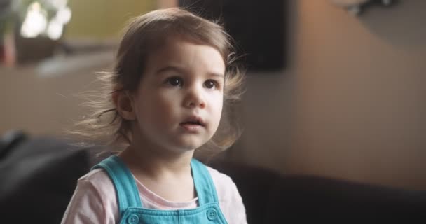 Porträt Eines Kleinen Mädchens Hause Auf Der Couch Gedreht Raw — Stockvideo