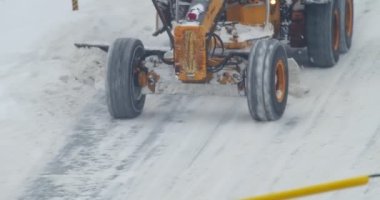 Şiddetli bir kar fırtınasından sonra kar küreme aracı yolu açıyor. 4K görüntü.