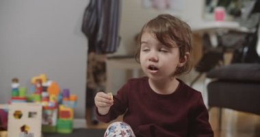 Normal bir günde evde sevimli, komik, küçük bir kızın portresi. 4K RAW 'da bir sinema kamerasında çekildi..