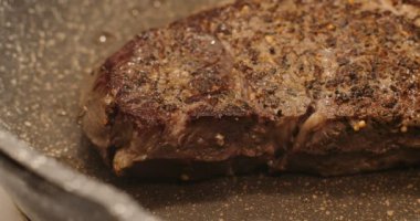 Sous vide 'dan sonra biftek kızartmak. 4K 'da bir sinema kamerasında çekildi..