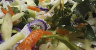 Taze salata üzerinde makro mercekle uçmak. 4K RAW 'da bir sinema kamerasında çekildi..